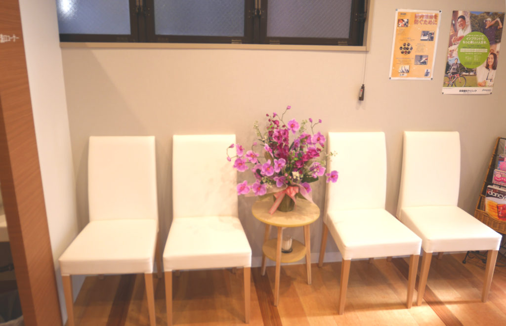 光が差し込む明るい待合スペース